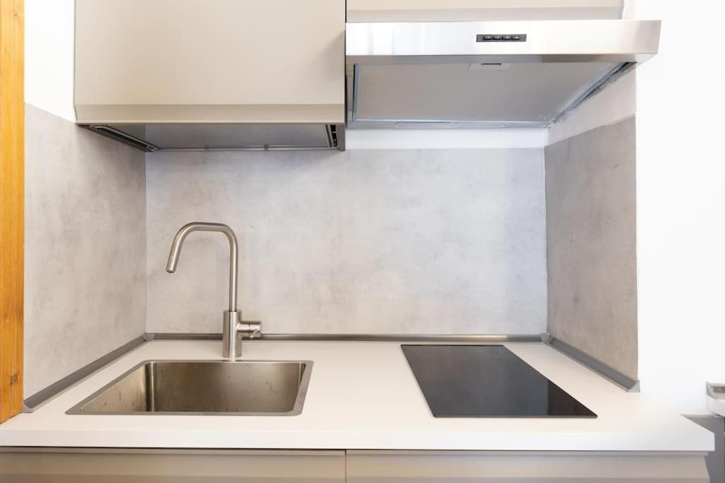 Apartment Historic Domus -100 Mt From The Colosseum And 1 Min Metro Rom