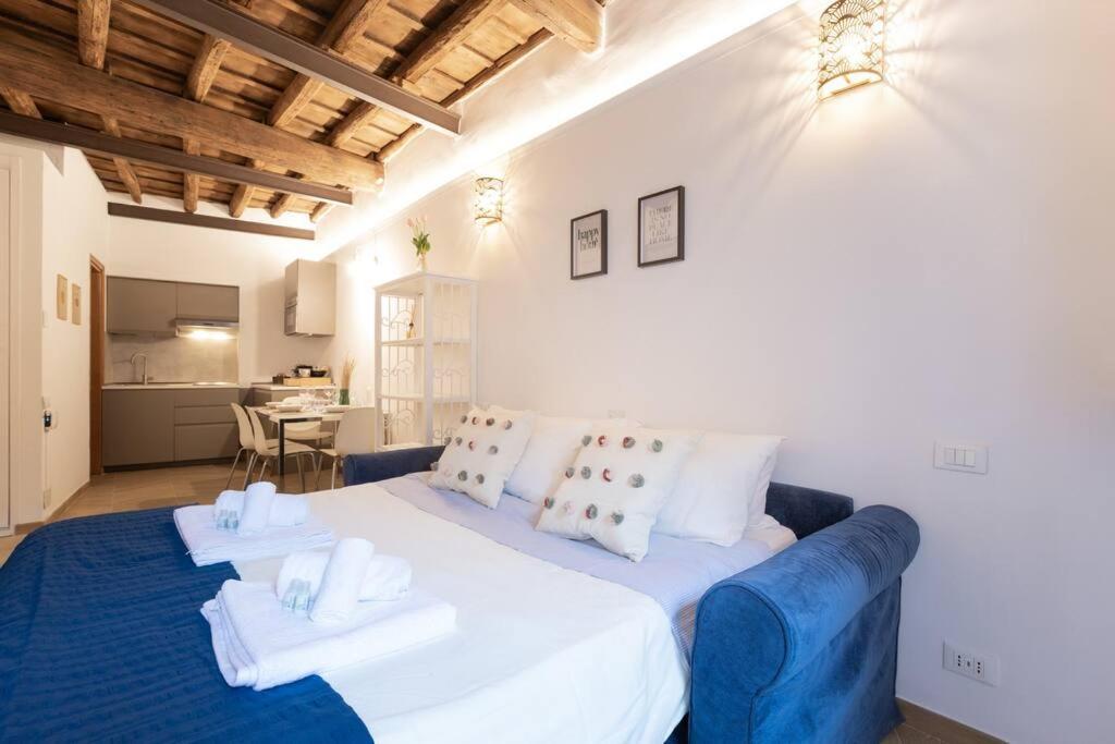 Apartment Historic Domus -100 Mt From The Colosseum And 1 Min Metro Rom