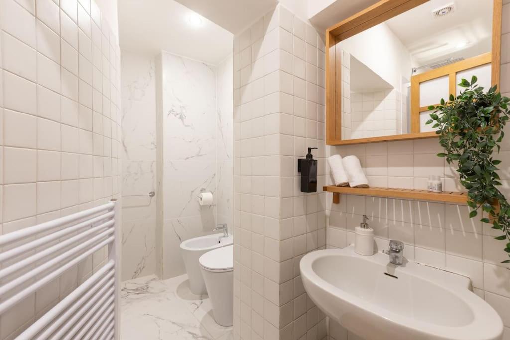 Historic Domus -100 Mt From The Colosseum And 1 Min Metro Apartment Rom